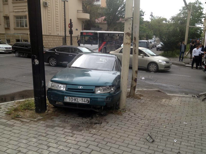 Bakıda işıqforun "zarafat"ı üç maşını parçaladı - FOTO