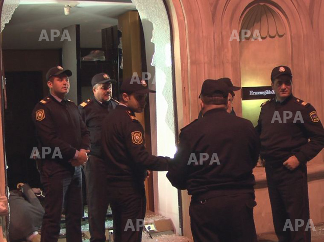 Bakıda avtomobil mağazaya girib, bir nəfər yaralanıb - YENİLƏNİB - FOTO