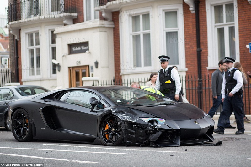 Lamborghini, BMW və Mazda toqquşdular - FOTO