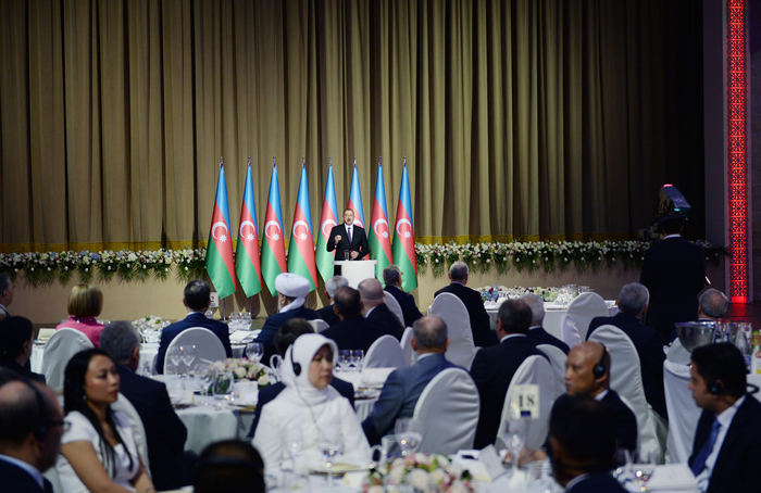 Prezident İlham Əliyev və xanımı Mehriban Əliyeva Azərbaycanın milli bayramı - Respublika Günü münasibətilə keçirilmiş rəsmi qəbulda iştirak ediblər - YENİLƏNİB - FOTO