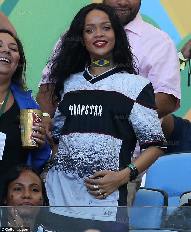 Rihanna qələbəyə sevinib soyundu - FOTO