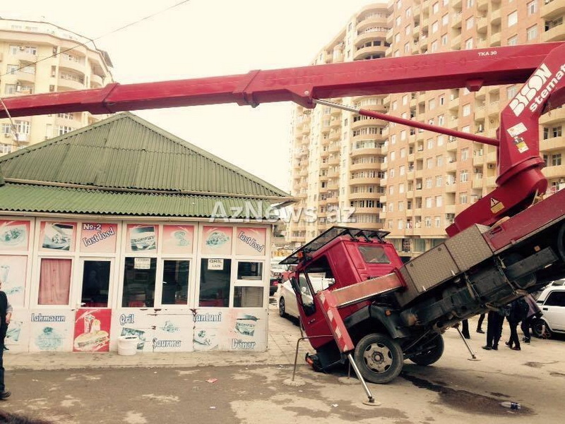 Bakıda həyəcan: kran aşdı, yaralı var - FOTO