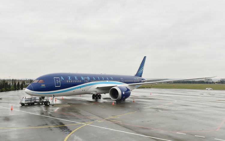 Prezident İlham Əliyev və xanımı Mehriban Əliyeva Heydər Əliyev Beynəlxalq Aeroportunda yeni gətirilmiş "Boeing-787-8" sərnişin təyyarəsinə baxıblar - YENİLƏNİB - FOTO