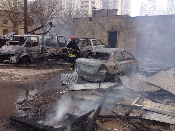 Tbilisi prospektində güclü yanğın: yarımtikili alovlandı, 9 maşın külə döndü - YENİLƏNİB - FOTO - VİDEO