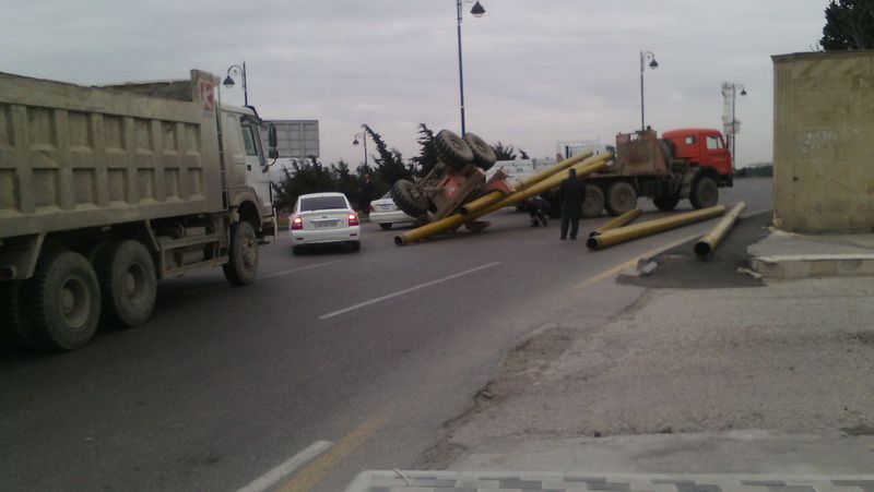 Bakıda "KamAZ" yükü ilə maşınları əzdi - FOTO