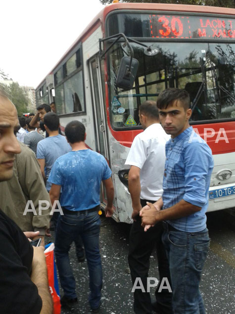 Bakıda iki marşrut avtobusu ötüşərkən toqquşdu, yaralılar var - YENİLƏNİB - FOTO