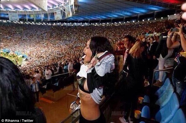 Rihanna Pele ilə belə qucaqlaşdı - FOTO