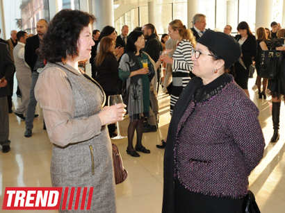 Azərbaycanın birinci xanımı Mehriban Əliyeva dünya şöhrətli heykəltəraş Toni Kreqqin sərgisinin açılış mərasimində iştirak edib - YENİLƏNİB - FOTO