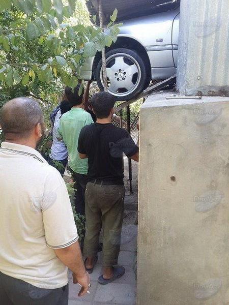 Bakıda sürücü qarajı deşib keçdi - FOTO