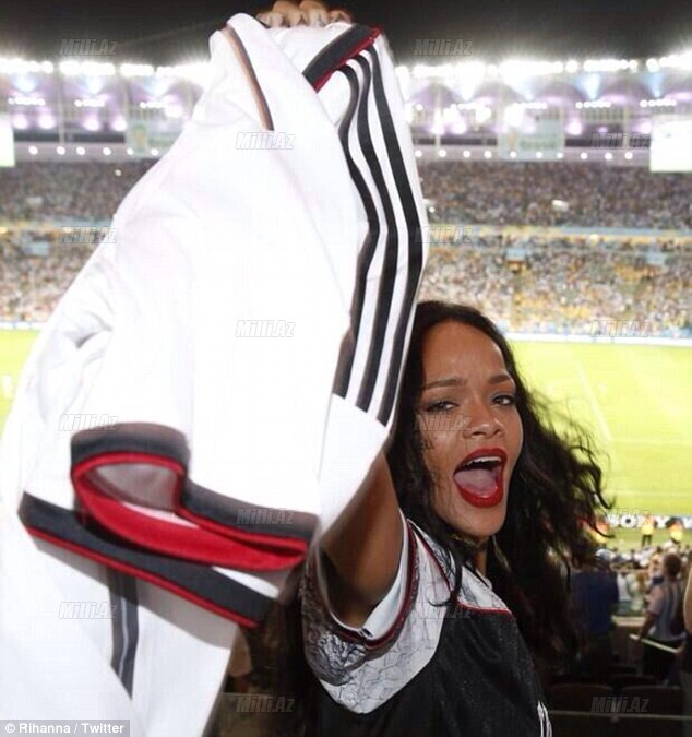 Rihanna Pele ilə belə qucaqlaşdı - FOTO